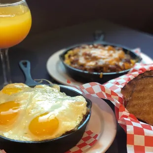 Annie's classic mimosa, Garden Skillet with eggs Sunny side up, Chili, and toast.