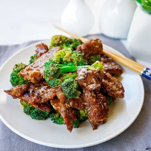 a plate of beef and broccoli