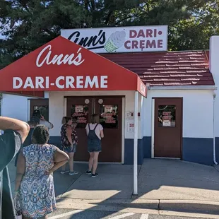the entrance to the dari creme