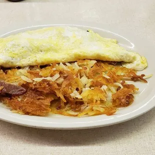 Bacon  mushrooms  cheese  omelet and crispy hash browns
