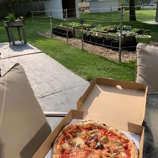 Picked up a pizza to-go and it was delicious!