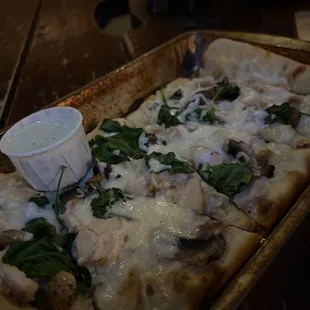 Alfredo pizza with jalapeño ranch