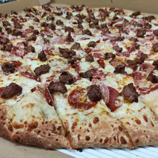 28&apos; meat lovers with white sauce