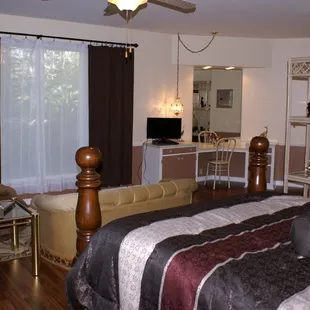 Honeymoon Suite - enjoy TV, free wifi and a sitting area where you can enjoy the view from the picture window.