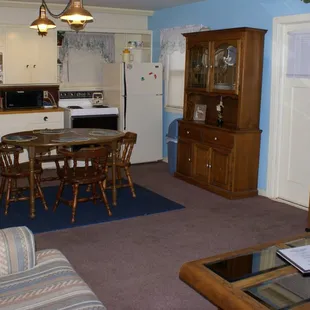 Guest House - This 1- bedroom cottage sleeps 6 and includes 2 double beds, private bath, TV and free Wi-fi.