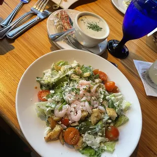 Blue and shrimp salad with cup of chowder