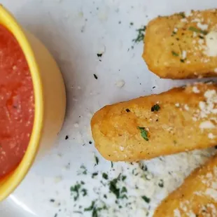 Cheese sticks and marinara