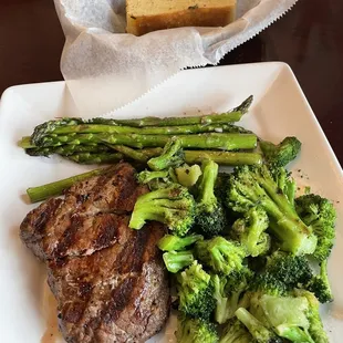 Filet Mignon, broccoli, asparagus, garlic bread