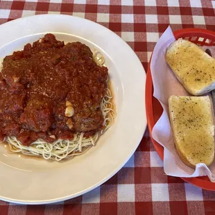 Spaghetti and meatballs with garlic bread