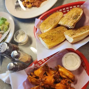 Chicken wings &amp; garlic bread