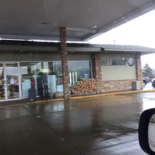 the outside of a restaurant