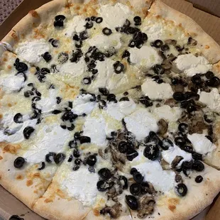 Bianca Pizza with mushroom and olive
