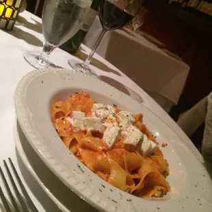 She wanted to eat the pasta so use the yelp to find the cute restaurant. Linguini is solicitous.