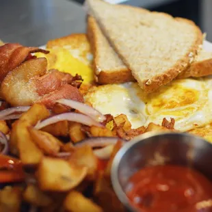 a plate of breakfast food