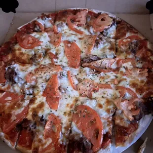 Italian beef and tomato pizza