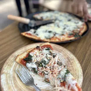 spinach and mushroom pizza