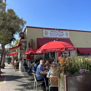 Fabulous place, outdoors and indoors! Enjoy great coffee, mimosas or bloody Mary&apos;s!
