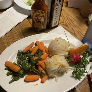 Veggies and cheesy garlic mashed potatoes  the sides!