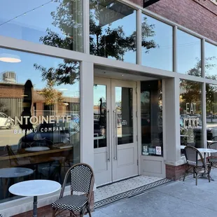 the outside of a bakery