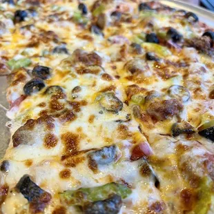 Delicious Deluxe Pizza without the pepperoni!  Nice thinner crust!