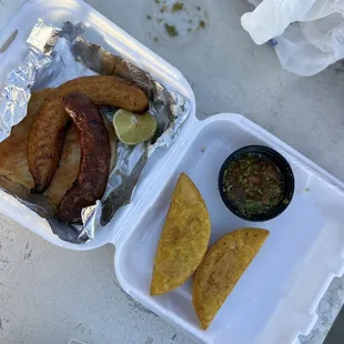 Empanadas, chorizo y arepa. INCREÍBLE