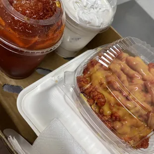 Diablito de mando,fresas con crema,  cheesy hot Cheetos