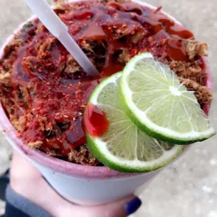 Clamato con carne seca y limones