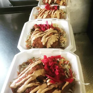 Pollo con tajadas.fried chicken with plantain