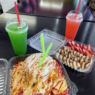 Agua de pepino, agua de fresa, ramen elote, mini pancakes