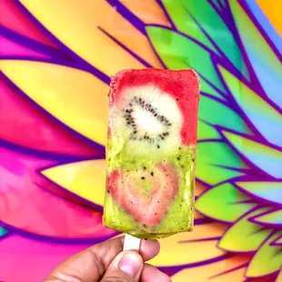 Kiwi and strawberry paleta