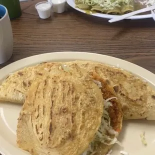 Gordita de Chicharron Prensado Molido quesadilla de chorizo con papas Enchiladas verdes