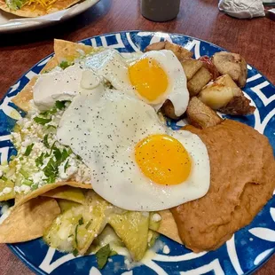 Chilaquiles verdes papitas and beans  Queso fresco cremita y pa dentro