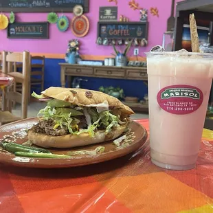 Torta de carnitas en pan de torta casero el mejor y con la mejor horchata de San Antonio echa natural no de máquina