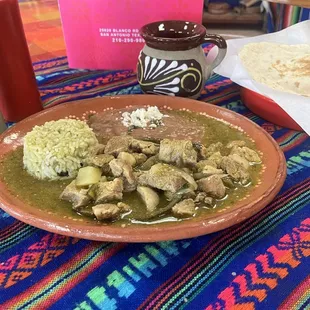 Asado de puerco en salsa verde de tomatillos asados arroz amarillo con ajo y frijolitos homemade tortillas