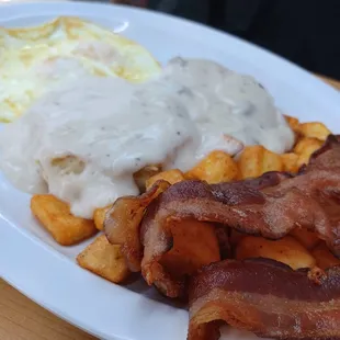 a plate of breakfast food