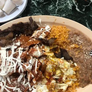 Chilaquiles rojos con carne . Pedí mis huevos suave y recibí extra cocidos . La carne no sabía fresca