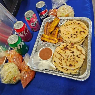 Antojitos Toñita #1 10 Pupusas con Plátano y 4 sodas