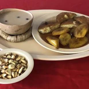 Chilate con plátanos y nuegados con miel.