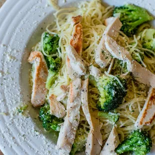 a plate of pasta with chicken and broccoli