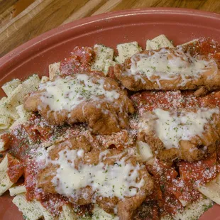 a plate of chicken parmesan pasta
