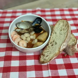 a bowl of clams and bread
