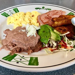 The typical platter: love their beans and fried plantains, very "typical" indeed! And their scrambled eggs are cooked perfectly :)