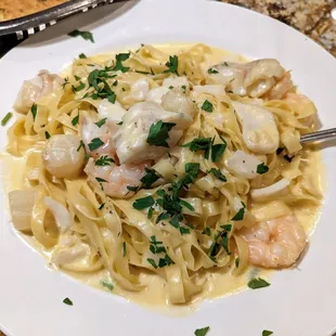 The server recommended a modification, seafood linguini in the Alfredo sauce. Delish!