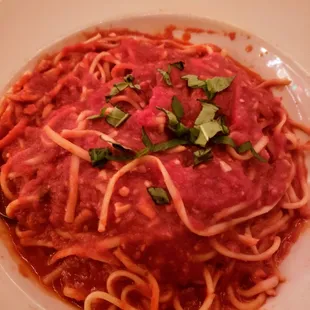 Linguine with plum tomato sauce