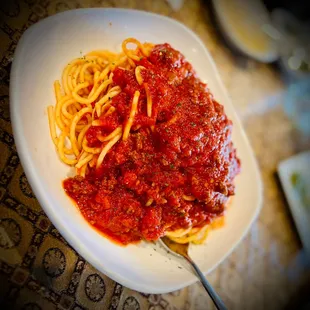 a plate of spaghetti and sauce