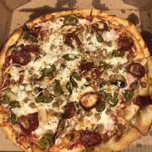 Small Deluxe pizza/ jalapeños instead of green peppers