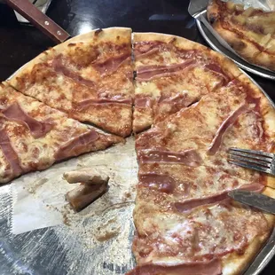 Basic ham pizza with unbelievable crust!