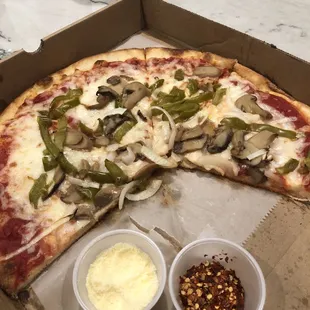 Small pizza with mushrooms, green pepper and onion