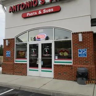Antonio's Pizza: Store exterior.