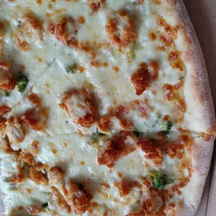 Fried chicken on a grilled chicken and broccoli Alfredo pizza.  Where's my broccoli  barley any alfredo sauce for the base.